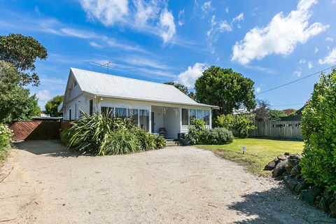 Beachfront Cottages Torquay - Cruises Travel 0