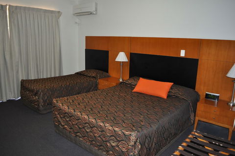 Sundowner Hotel Motel - Travel Search 4
