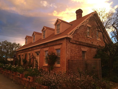 The Racecourse Inn - Tourism Guide 1
