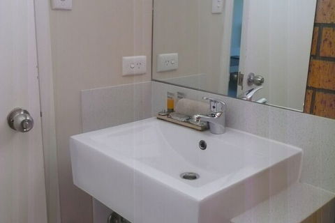 Rosebourne Gardens Motel - Travel Search 7