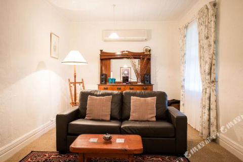 Georgies Cottage - Travel Agents 6