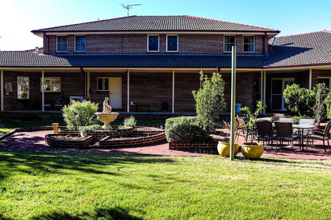 Plumes On The Green Boutique Bed & Breakfast - Tourism Guide 1