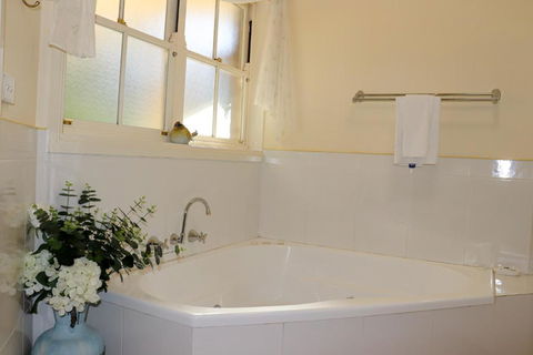 Plumes On The Green Boutique Bed & Breakfast - Tourism Guide 5
