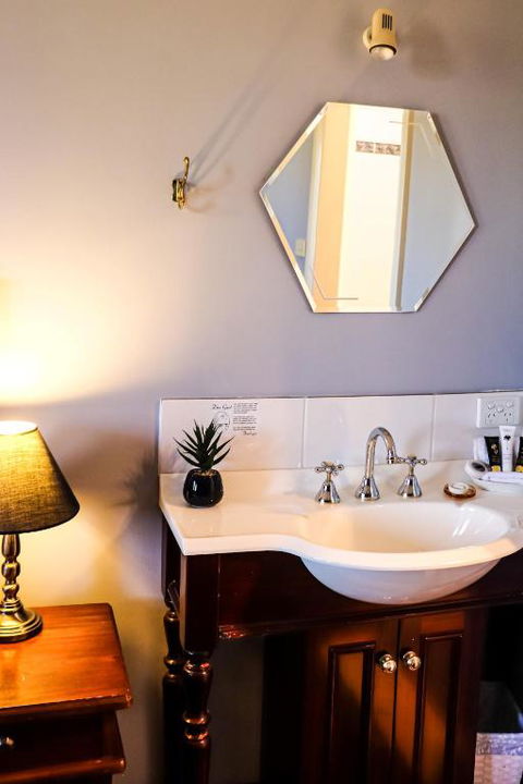 Plumes On The Green Boutique Bed & Breakfast - Tourism Guide 2
