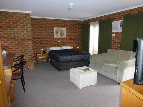 Inverloch Central Motor Inn - Travel Agents 6