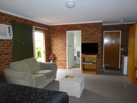 Inverloch Central Motor Inn - Travel Agents 5