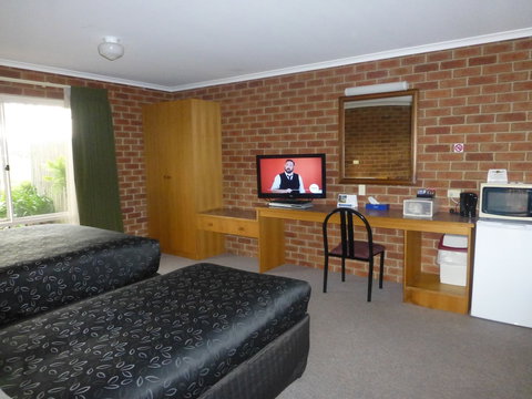 Inverloch Central Motor Inn - Travel Agents 4