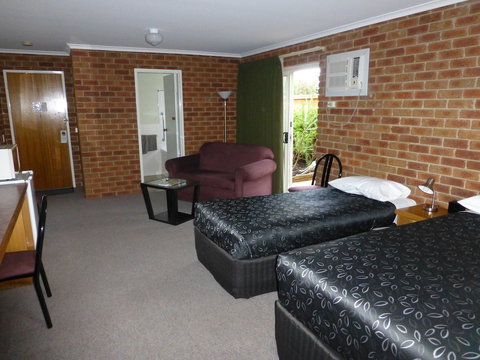 Inverloch Central Motor Inn - Travel Agents 3