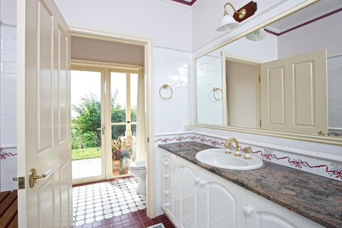 Tranquill Garden Hideaway - Travel Search 1