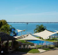 Lake Edge Resort