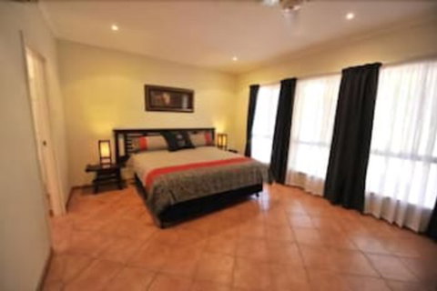 Ochre Moon B&B - Travel Agents 3