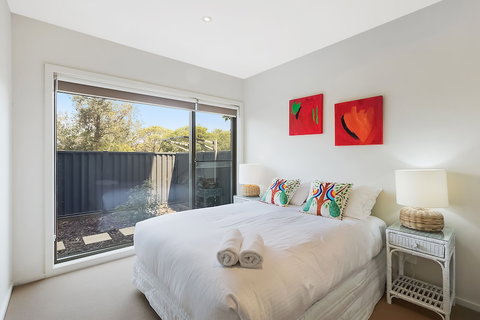 Rolling Waves 3 - Travel Agents 6