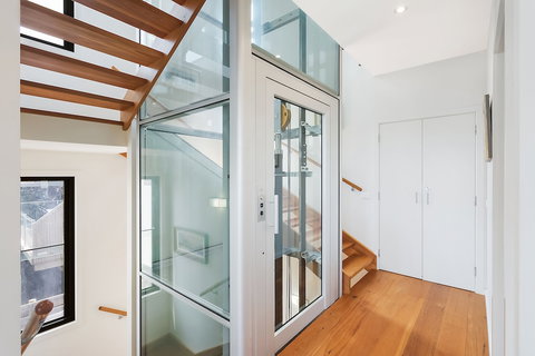 Rolling Waves 3 - Travel Agents 4