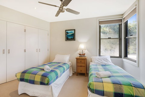 Rolling Waves 3 - Travel Agents 5