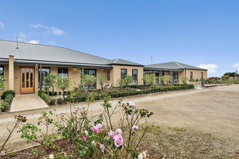 The Oxley Estate - Travel Agents 1