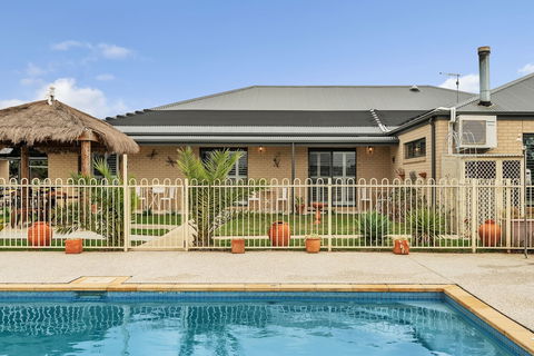The Oxley Estate - Travel Agents 4