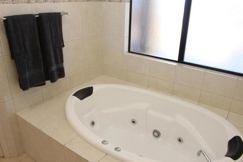 The Lighthouse Beachfront Accommodation - Travel Search 3