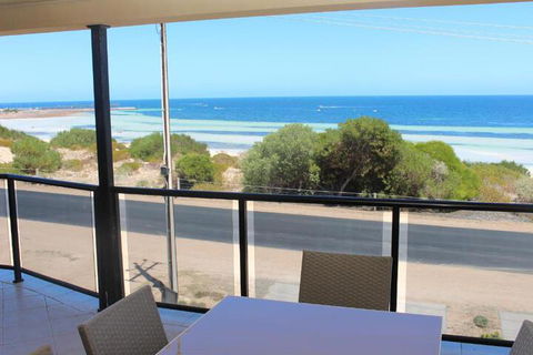 The Lighthouse Beachfront Accommodation - Travel Search 4