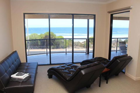 The Lighthouse Beachfront Accommodation - Travel Search 2