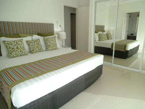 Island Villas & Apartments - Travel Search 2