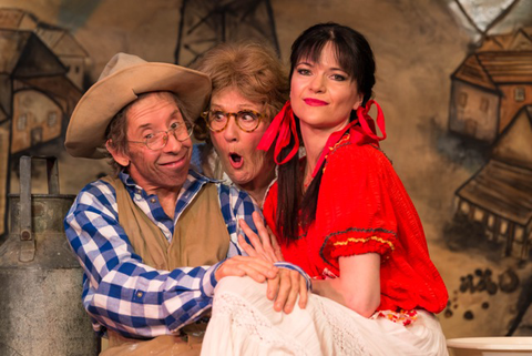 Footlights Theatre Restaurant - Cruises Travel 4