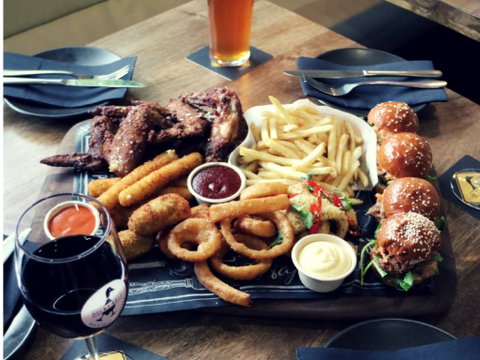 Ducks Nuts Bar & Grill - Tourism Guide 0