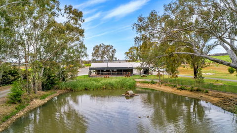 Jaeschkes Hill River Clare Estate - Travel Agents 0