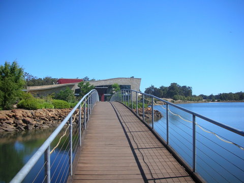 Knotting Hill Estate - Travel Agents 0