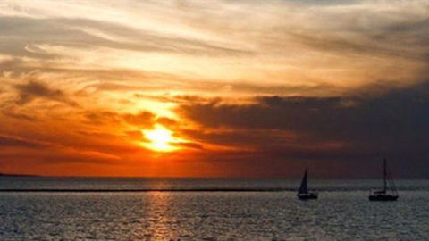 La Beach Restaurant - Travel Agents 0