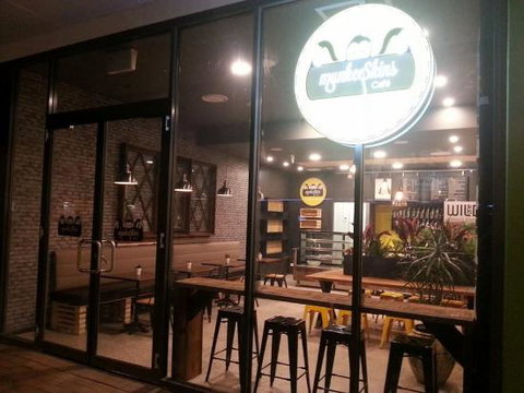 Munkeeskins Cafe - Tourism Guide 0