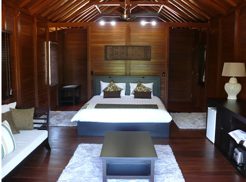 Highlander Tavern, Restaurant & Bar - Travel Agents 3