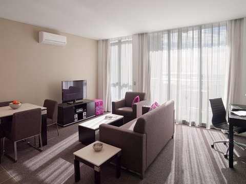 Meriton Suites Southport - Tourism Guide 1