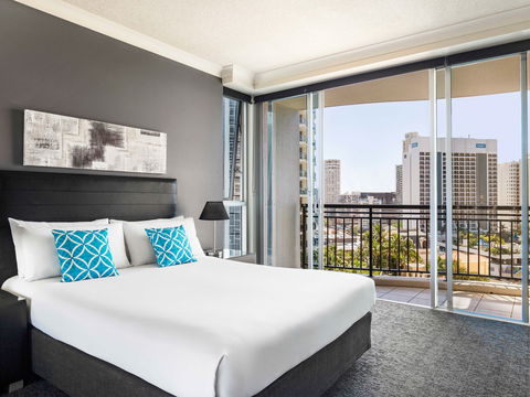 Mantra Towers Of Chevron Surfers - Cruises Travel 8