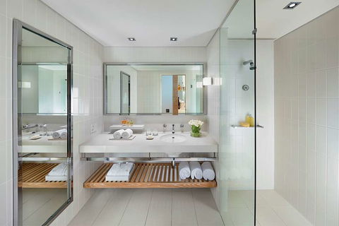 Crown Promenade Hotel - Tourism Guide 6