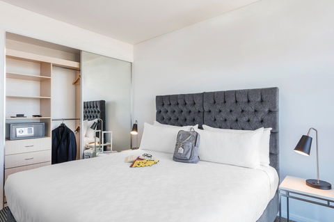 Meriton Suites Campbell Street - Cruises Travel 6