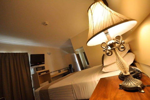 Emerald Maraboon Motor Inn - Cruises Travel 4