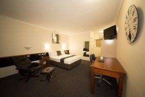 Emerald Maraboon Motor Inn - Cruises Travel 10