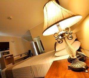 Emerald Maraboon Motor Inn - Cruises Travel 11