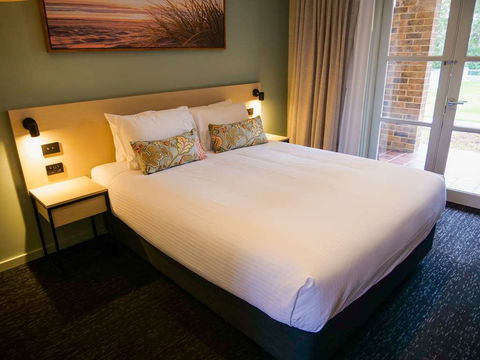 Nightcap At Hinterland Hotel - Cruises Travel 2