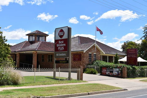 Best Western Plus All Settlers Motor Inn - Cruises Travel 0