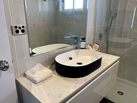 Best Western Plus All Settlers Motor Inn - Cruises Travel 2