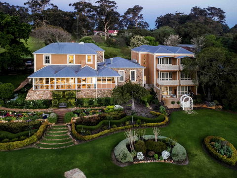 Grand Mercure Basildene Manor - Cruises Travel 0