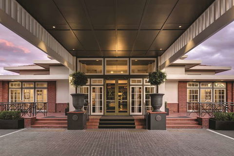 Hotel Kurrajong Canberra - Cruises Travel 2