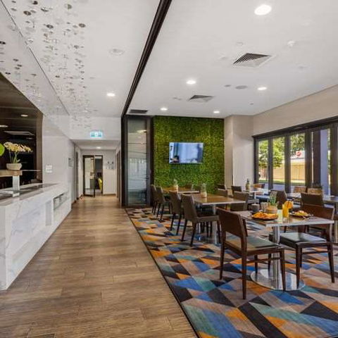 H On Mitchell Apartment Hotel - Cruises Travel 7