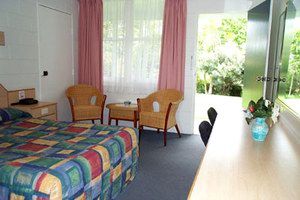 Colonial Court Motor Inn - Cruises Travel 1