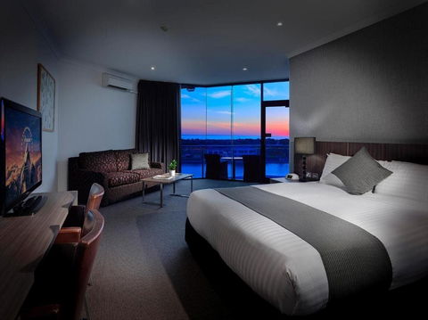 The Lakes Resort Hotel - Cruises Travel 2