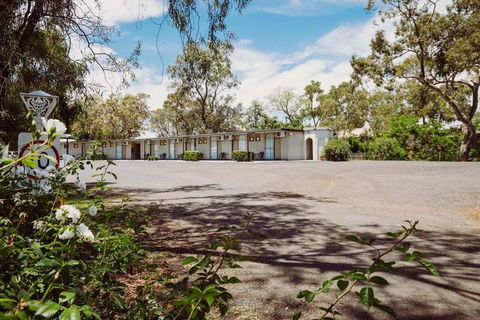 Artesian Spa Motor Inn - Cruises Travel 1