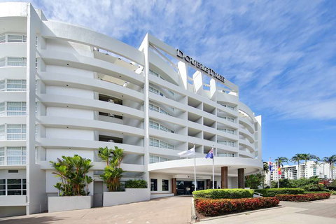 DoubleTree by Hilton Cairns - Tourism Guide 0