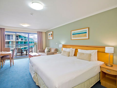 Oaks Waterfront Resort - Cruises Travel 2