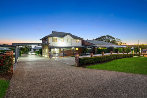Ambassador On Ruthven Motel - Tourism Guide 0